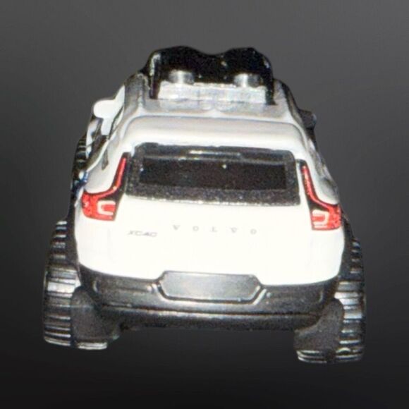 2022 Hot Wheels Volvo XC40 Recharge HW Green Speed White 1:64 - Picture 7 of 7